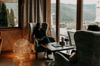 Wellnesshotel DAS KRONTHALER am Achensee - Paar im Winterurlaub