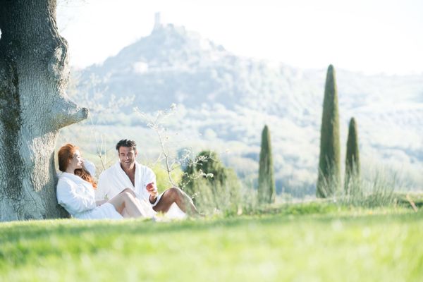 Paar im Wellnessgarten im Adler Spa Resort Thermae in Italien