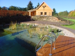Gartenanlage mit Schwimmteich des Wellnesshotels Hammerm&uuml;hle in Stadtroda, Th&uuml;ringen