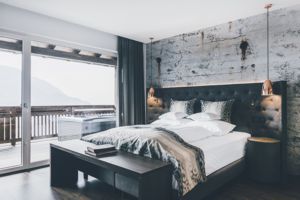 Wellnesshotel Golserhof bei Meran in S�dtirol - Doppelzimmer mit Holz und Balkon