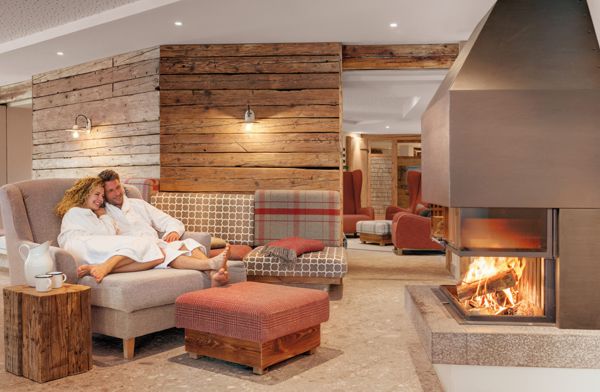 Wellnesshotel Oberstdorf in Oberstdorf - Paar am Kamin