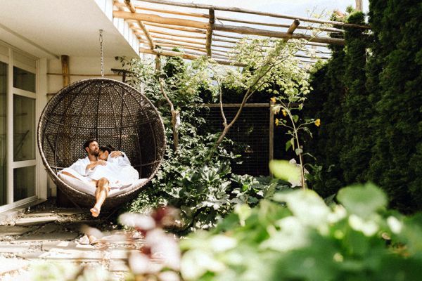 Wellnesshotel Schulerhof - Paar in H�ngeschaukel