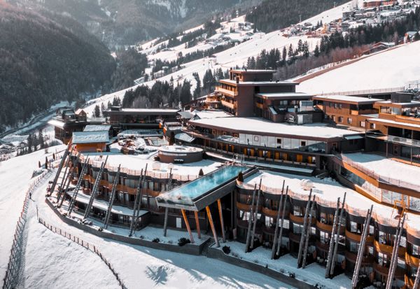 Panorama Hotel Hubertus Dolomiten Winteransicht