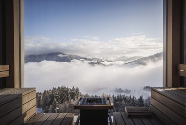 Panoramahotel Hubertus - Dolomiten - Saunaaussicht auf die Berge im Winter