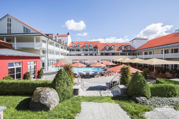 Wellnesshotel St. Wolfgang Hausansicht mit Au�enpool